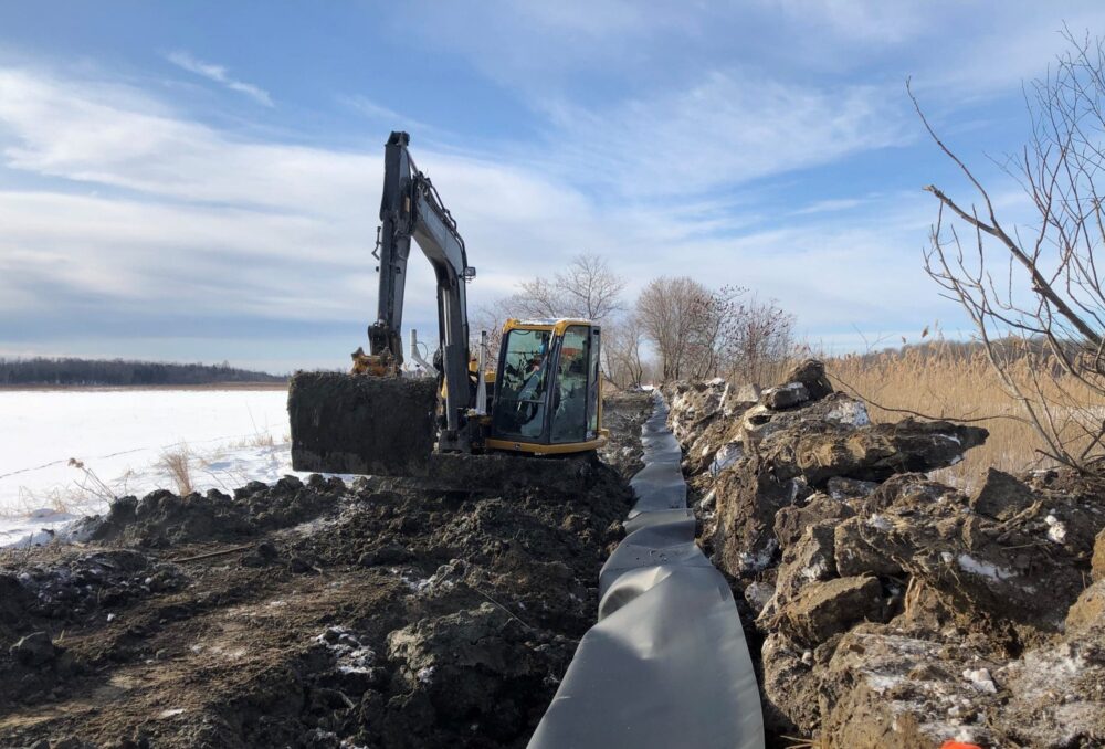 DUC added a geomembrane in the dike to control water percolation and increase the lifespan.