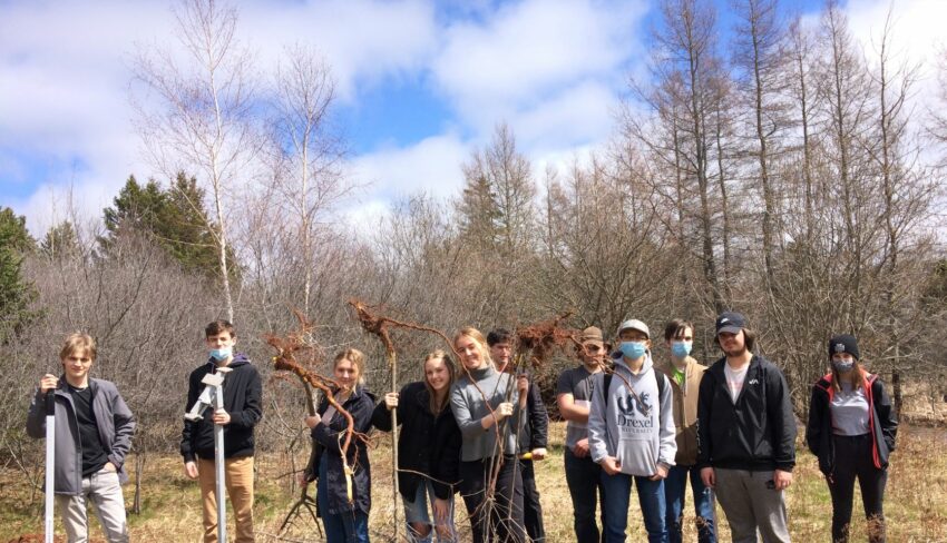 Youth join the vanguard to stop invasive species in Canada